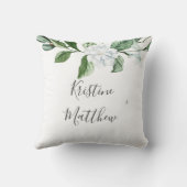 エレガントなホワイト フローラル セージ グリーンのリース ウェディング クッション (裏面)