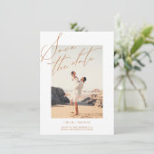 エレガントなホワイト ミニマル スクリプト フォト セーブザデート (スタンド正面)