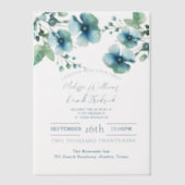 エレガントなボタニカルグリーンの青い花のウェディング ベラム紙招待状 (正面)