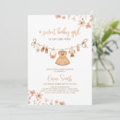 エレガントなボヘミアンガールのベビー服 ベビーシャワー 招待状 (スタンド正面)