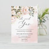 エレガントなボヘミアンピンクの花とゴールドの「イエスと言った」 招待状 (スタンド正面)