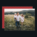 エレガントなミニマル写真クリスマススクリプト赤 シーズンカード<br><div class="desc">家族や友人へのホリデーシーズンの願いを送るのに最適な、美しいフルブルード写真クリスマスカード。見事なスクリプトテキストのあるエレガントなミニマルデザイン。カードをパーソナライズするために、デザインのフェスティブな赤い色をカスタマイズします。コレクションの一部です。</div>