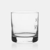 エレガントなモダンなタイポグラフィMr.とMrs.ウェディング ウイスキーグラス (右)