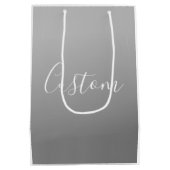 エレガントなモダンな白のスクリプト筆記 グレーのグラデーション ミディアムペーパーバッグ (裏面)