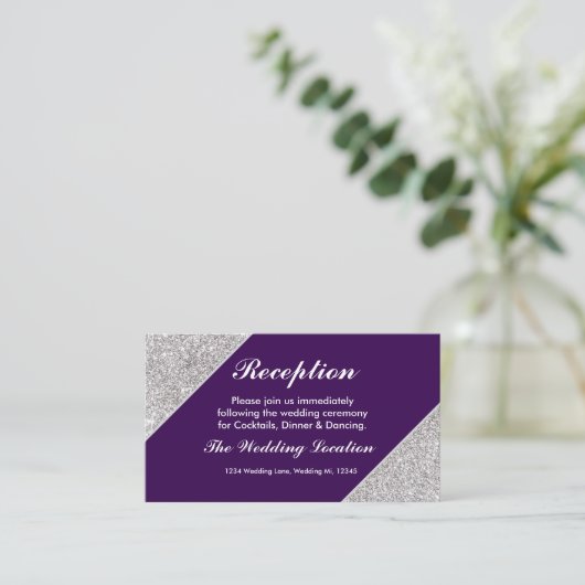 エレガントなモダンシルバーのグリッターが濃い紫色の上に エンクロージャーカード (スタンド正面)