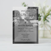 エレガントなモノクロのフェード写真 現代のウェディング 招待状 (スタンド正面)