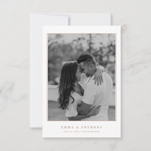 エレガントなモノグラム テラコッタ ウェディング セーブザデート (正面)