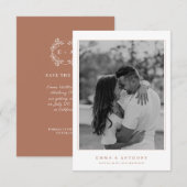 エレガントなモノグラム テラコッタ ウェディング セーブザデート (正面/裏面)