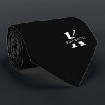 エレガントなモノグラム | ブラック | 片面 ネクタイ<br><div class="desc">背景が黒で、太い白のモノグラムが特徴のエレガントなネクタイ。 このモノグラムの上には、あなたの名前（ファーストネームまたはラストネーム）がすべて大文字で表示されます。

大きな文字の中の個人名をより目立たせたい場合は、次のようにしてください。カスタマイズ/編集機能を使用し、名前をクリックします。 次に、フォントオプションでフォントを「Goudy」から「Goudy Bold」に変更します。 これにより、名前がより目立つようになります。

40種類以上の独自の色が、片面と両面の両方で利用可能です。 コレクションリンクをクリックして閲覧できます。</div>