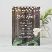 エレガントなユリの花と古びた納屋の木のウェディングシャワー 招待状 (スタンド正面)