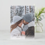 エレガントなユーカリグリーンのクラシックフォントウェディング 招待状 (スタンド正面)