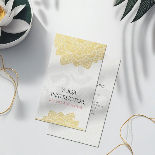 エレガントなヨガ ゴールド箔 花のマンダラ & オームシンボル 名刺