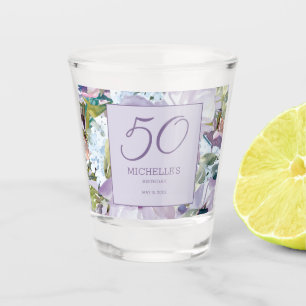 エレガントなライラックパープルの花と緑の50歳の誕生日 ショットグラス