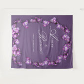 エレガントなラム酒の色彩に囲まれた、素朴な紫色のライラックのアーチ型の花飾り タペストリー (正面(横))