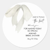 エレガントなリボン 彼女は結婚する ブライダルシャワーのためのクラシックな丸型ステッカー ラウンドシール (正面)