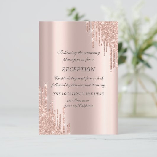 エレガントなローズゴールドのグリッターが滴る結婚式の披露宴 招待状 (スタンド正面)