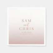 エレガントなローズゴールドのモノグラム ウェディング スタンダードカクテルナプキン (正面)