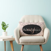 エレガントなローズゴールドの文字がブラックのスロー枕に施されています ランバークッション (椅子)