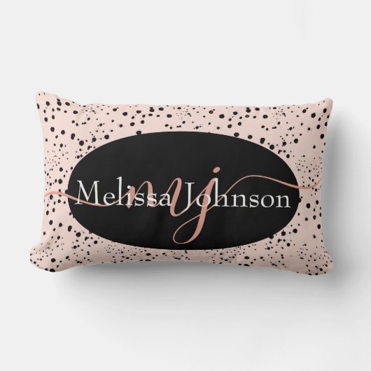 エレガントなローズゴールドの文字がブラックのスロー枕に施されています ランバークッション (正面)
