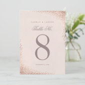 エレガントなローズゴールドの紙吹雪の結婚式テーブル番号 招待状 (スタンド正面)