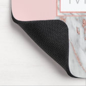 エレガントなローズピンクの金ゴールドホイルの大理石の灰色のモノグラム マウスパッド (コーナー)