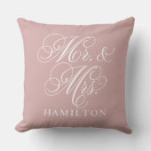 エレガントなローズ Mr. and Mrs. スクリプト カスタム モノグラム クッション (正面)