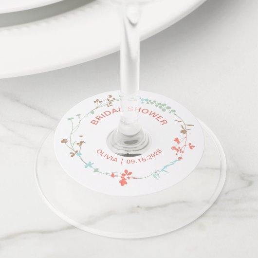 エレガントなワイルドフラワーリース ブライダルシャワー ワイングラスタグ (クローズアップ)