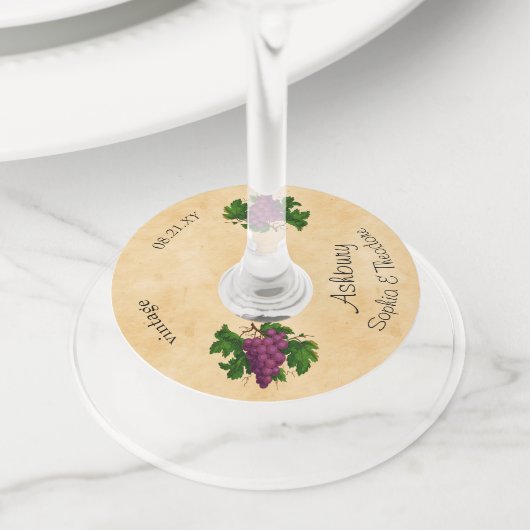 エレガントなヴィンテージのPurpeのブドウ|の名前をカスタムするの結婚 ワイングラスタグ (クローズアップ)