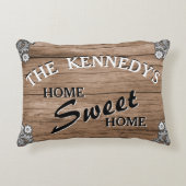 エレガントなヴィンテージスタイルの木製オーダーメイドファミリー名 アクセントクッション (正面)