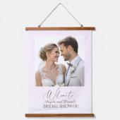 エレガントな優しいピンクの花嫁と新郎の結婚前パーティー 吊り下げ型タペストリー (正面)