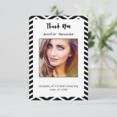 エレガントな写真の書道の白いシェブロンの卒業 サンキューカード (スタンド正面)