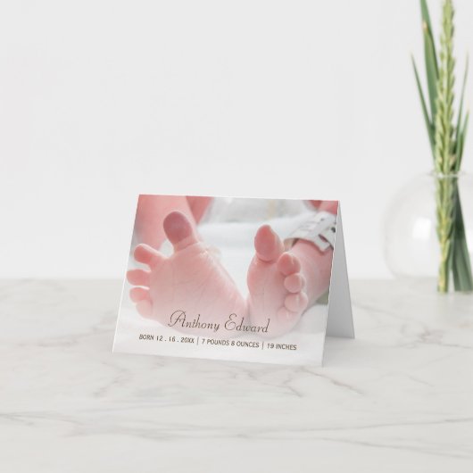 エレガントな写真の生まれたばかりのなベビーの足の誕生の発表 案内状 (正面)