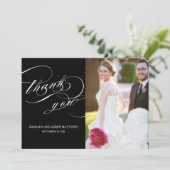 エレガントな原稿の白黒の結婚式の写真は感謝していしています サンキューカード (スタンド正面)