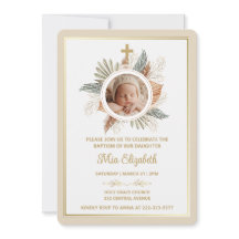 エレガントな女の子の洗礼グリーンリースの十字架の写真 