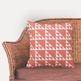 エレガントな幾何学模様のピンクと白の三角形 クッション