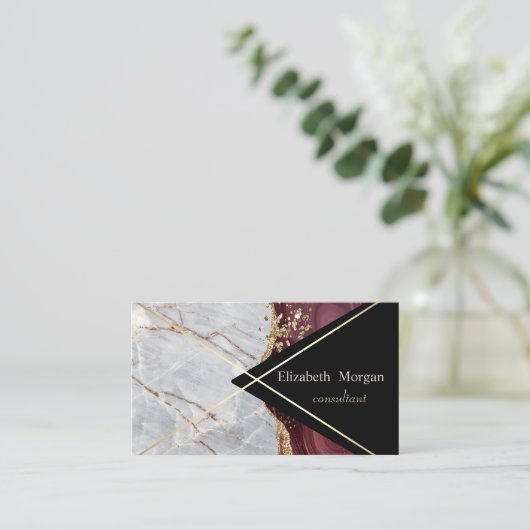エレガントな幾何学模様の大理石 ワインレッド ゴールドのストライプ 名刺 (スタンド正面)