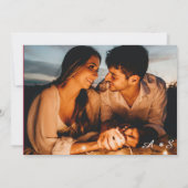 エレガントな手書きのイニシャル ヴィヴァマゼンタ フォト 招待状 (裏面)