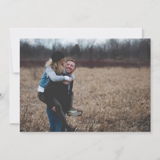 エレガントな手書きスクリプトの白いオーバーレイ写真 セーブザデート (裏面)