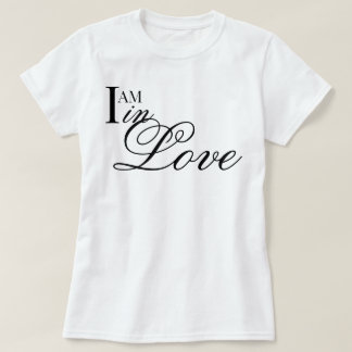 エレガントな手書きフォントで"I AM in Love"と書かれた美しい肯定文 Tシャツ