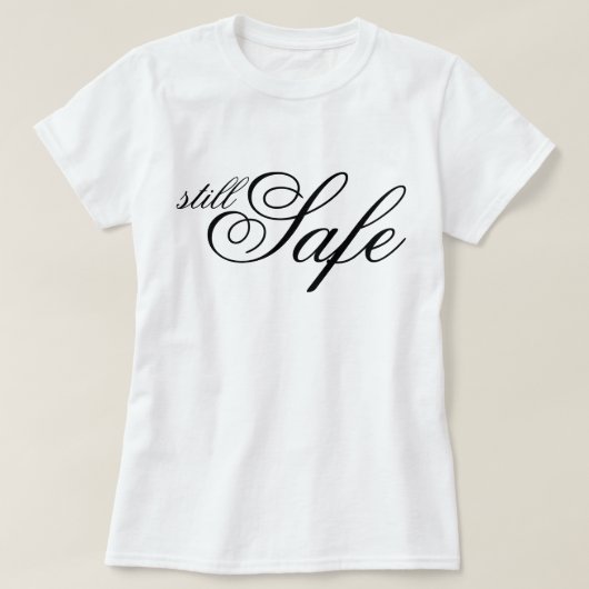 エレガントな手書き風の字でStill Safe(まだ安全)の自己肯定を表現 Tシャツ (デザイン正面)