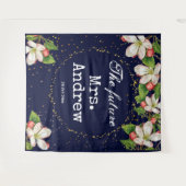 エレガントな未来のミセス ネイビーブルーの花柄 ゴールドグリッター タペストリー (正面(横))