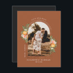 エレガントな柑橘の果樹園 | ボヘミアンのためのSave the Date<br><div class="desc">美しい柑橘類の植物と、保存日付の詳細が特徴です。レトロなアーチ型フレームが、1枚の写真全体を覆っています。背景色は、個別にカスタマイズできます。アンティークな緑の色合い、明るいタンジェリンオレンジ、グレープフルーツピンクが、予想外に美しく、土っぽい春の色の組み合わせとしてひとつになっています。</div>