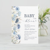 エレガントな水彩の赤ちゃんと青い花のBloom B 招待状 (スタンド正面)