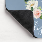 エレガントな水彩ピンクの花のダスティーブルーのモノグラム マウスパッド (コーナー)