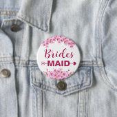 エレガントな水彩ピンクの花のブライズメイド 缶バッジ (インサイチュ)