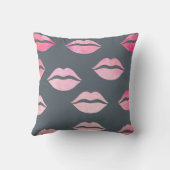 エレガントな水彩画のピンクの唇パターン クッション (裏面)