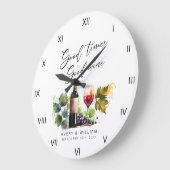 エレガントな水彩画のワインボトルとグラスの新婚夫婦の名前 ラージ壁時計 (傾斜)