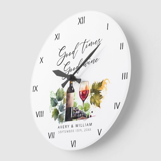 エレガントな水彩画のワインボトルとグラスの新婚夫婦の名前 ラージ壁時計 (傾斜)