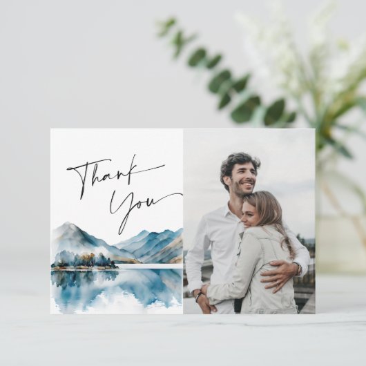 エレガントな水彩画の山々を背景にしたウェディングフォト サンキューカード (スタンド正面)