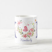 エレガントな水彩花と蝶のモノグラム「K」 コーヒーマグカップ (中央)